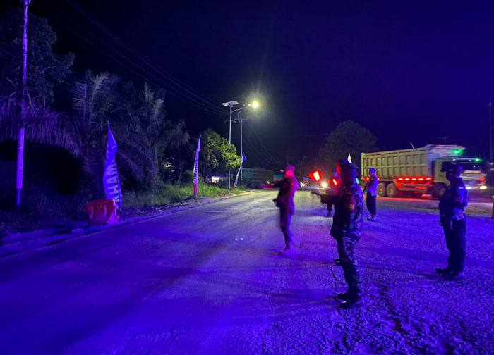 Personel Dishub bersama tim gabungan saat mengatur arus lalu lintas di Pos PAM Nataru XIII Koto, Kabupaten Kampar, Kamis malam (1/1/2026).