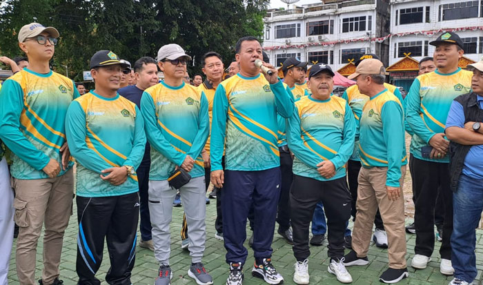 Kepala Kantor Wilayah Kemenag Provinsi Riau, Muliardi saat hadir di jalan santai dalam rangka Hari Amal Bakti (HAB) di Lapangan Taman Jalur, Taluk Kuantan, Jumat (2/1/2026)