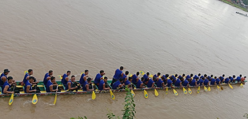 Jalur Batu Lompatan Harimau Kompe Desa Kinali Kecamatan Kuantan Mudik menjadi juara pacu jalur peringatan HAB Kemenag tahun 2026 di Tepian Narosa Telukkuantan, Jumat (2/1/2026).
