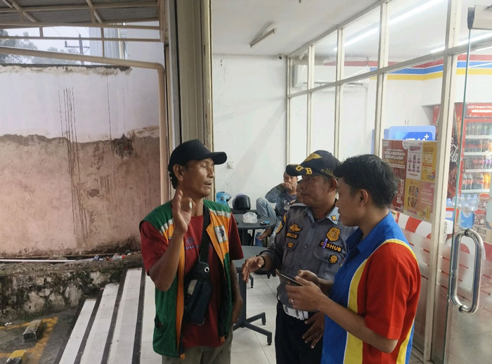Petugas UPT Perparkiran Dishub Pekanbaru melakukan sosialiasi kepada staf gerai ritel modern Indomaret terkait penerapan parkir gratis di Indomaret Jalan Kuatan.