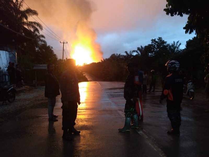 Terlihat kobaran api masih membubung tinggi akibat pipa gas milik PGN di Desa Batu Ampar, Kecamatan Kemuning, Kabupaten Inhil meledak, Jumat (2/1/2026.