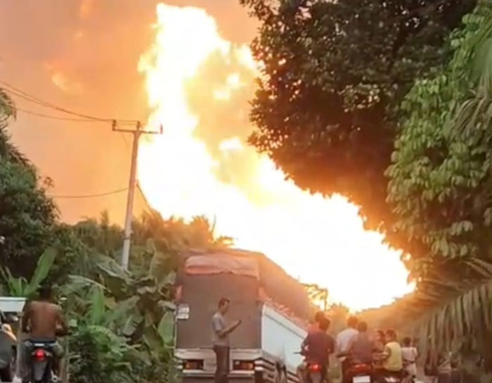 Akibat pipa gas meledak, Jalan Lintas Limur di Desa Batu Ampar, Kecamatan Kemuning, Kabupaten Inhil ditutup sementara, Jumat (2/1/2026).