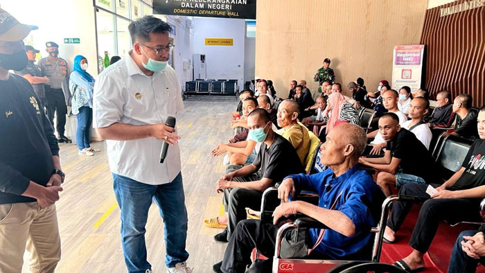 Para PMI yang baru saja dideportasi dari Malaysia saat tiba di pelabuhan Dumai baru-baru ini.