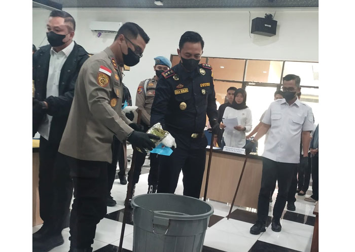 Kapolres Bengkalis AKBP Budi Setiawan dan Kepala Bea dan Cukai Galih memusnahkan narkotika jenis sabu dengan cara dilarutkan di air, beberapa waktu lalu.