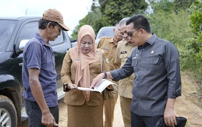 Sekdakab Inhu, Zulfahmi Adrian AP MSI bersama sejumlah pejabat dan pemilik lahan yang akan diusulkan untuk sekolah rakyat saat meninjau ke lapangan, belum lama ini.