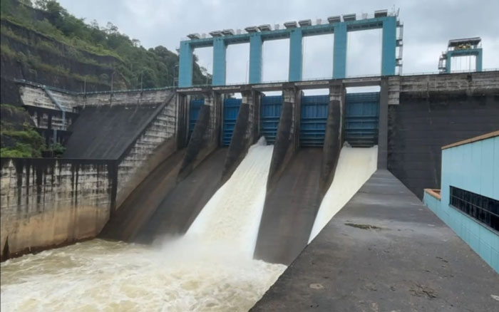 Dua pintu pelimpahan (spillway gatel) Waduk PLTA Koto Panjang masih dibuka masing-masing setinggi 50 centimeter hingga Jumat (2/1/2026).