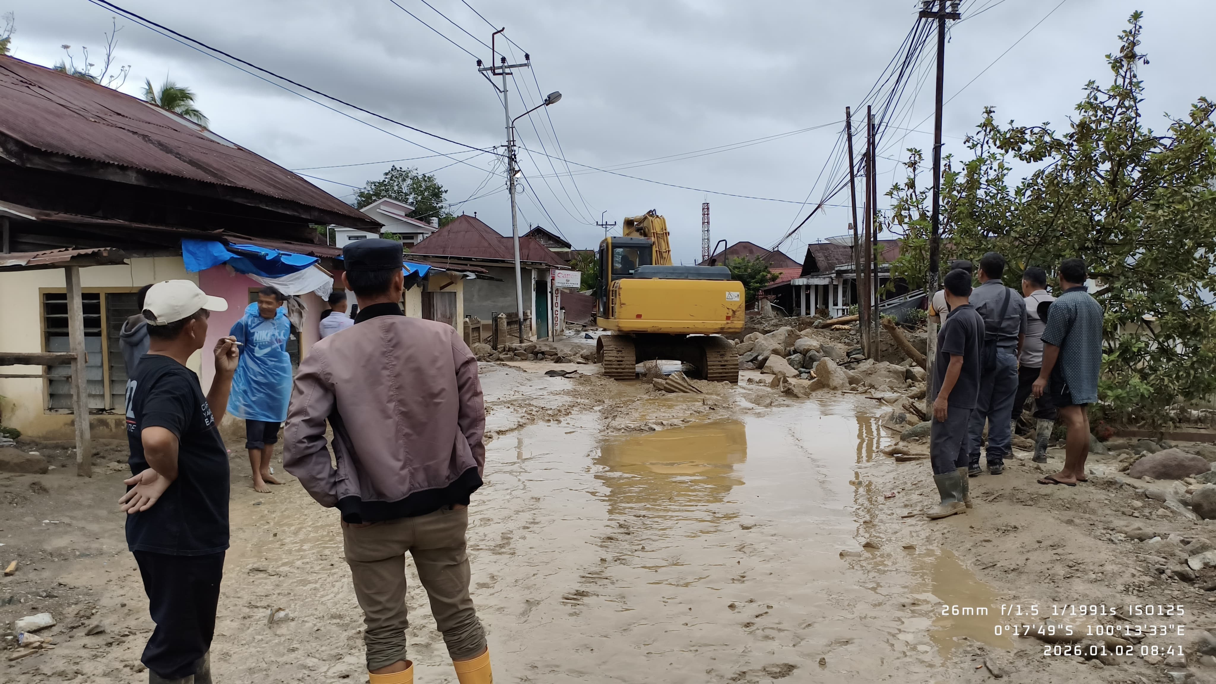 Personel BPBD Agam mengerahkan alat berat untuk membersihkan lumpur akibat banjir bandang  yang menerjang Jorong Pasa Maninjau, Nagari Maninjau, Kecamatan Tanjungraya, Kabupaten Agam Sumatera Barat,