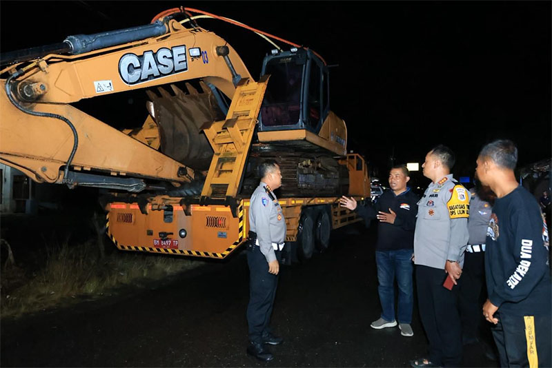 Dirlantas Polda Riau Kombes Pol Taufiq Lukman saat mendampingi pengiriman alat berat ke Agam, Sumatera Barat, Jumat (2/1/2026) malam.