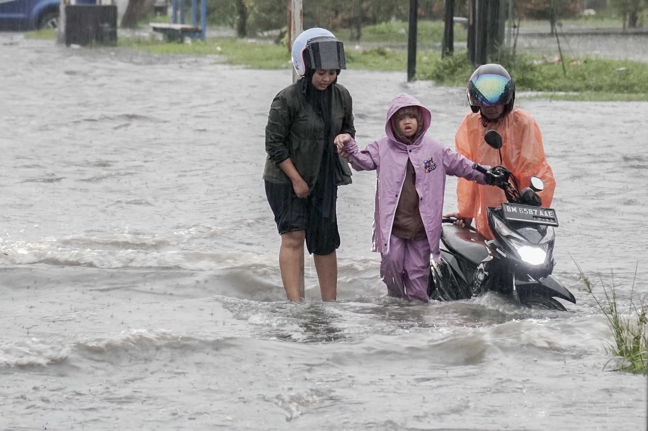 Warga terjebak banjir di persimpangan empat Flyover Pasar Pagi Arengka yang terendam air dampak hujan intensitas tinggi mengguyur Kota Pekanbaru, Jumat (2/1/2026)