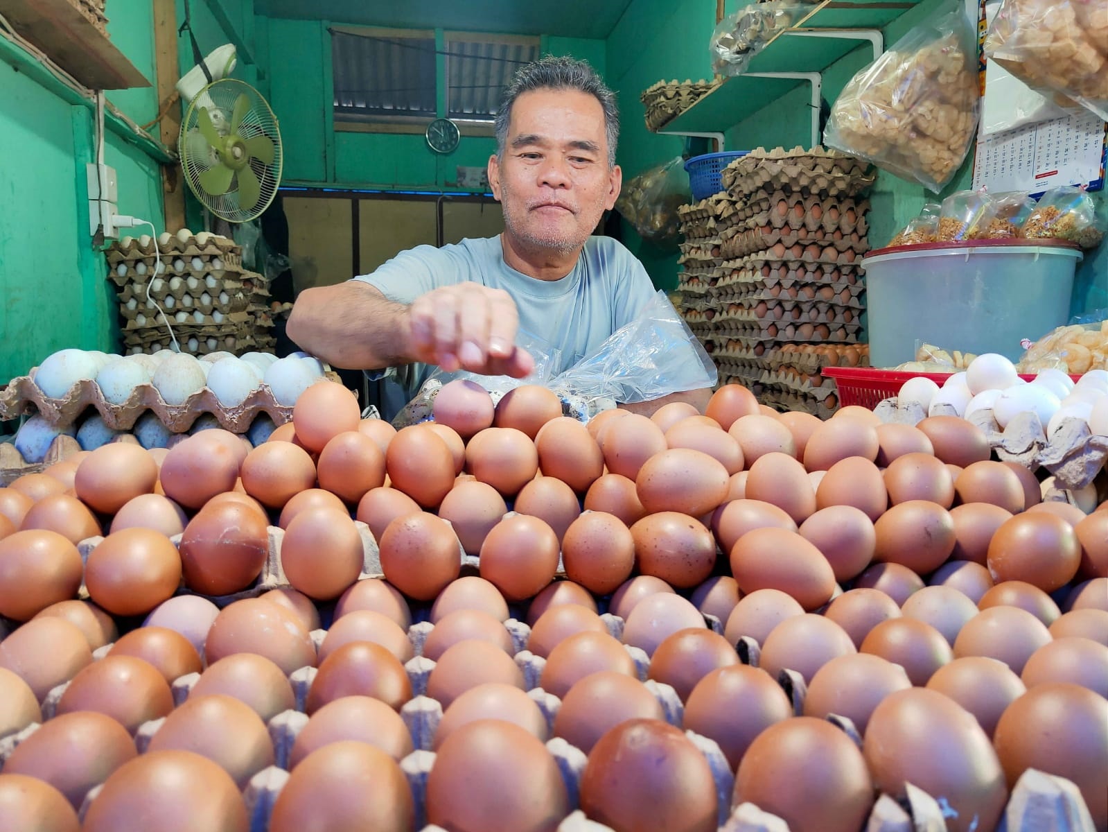 Pedagang menyusun telur yang dijualnya di Pasar Cik Puan, Jalan Tuanku Tambusai, beberapa waktu lalu. Saat ini harga telur ayam ras tinggi berkisar Rp56 ribu sampai Rp62 ribu per papan (30 butir)