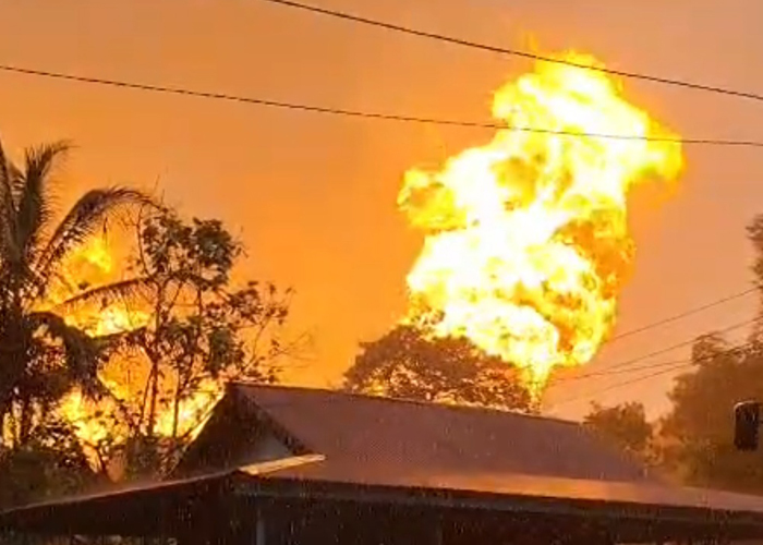 Kobaran api tampak membubung tinggi keluar dari pipa gas milik negara yang meledak di Dusun Nibul, Desa Batu Ampar, Kecamatan Kemuning, Kabupaten Indragiri Hilir, Jumat (2/1/2026).