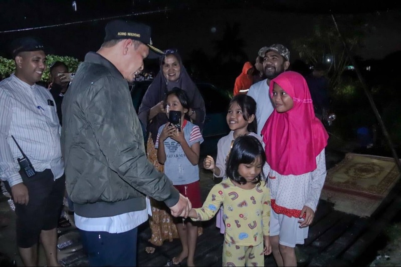 Wako Pekanbaru Agung Nugroho menyapa anak-anak dan warga saat meninjau beberapa titik lokasi rawan banjir di Rumbai Pesisir, Jumat (2/1/2026) malam.