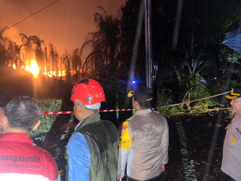 Kapolres Inhil AKBP Farouk Oktora bersama tim gabungan saat meninjau pipa gas yang terbakar di Desa Batu Ampar, Kecamatan Kemuning, Kabupaten Inhil, Sabtu (3/1/2026) dini hari.