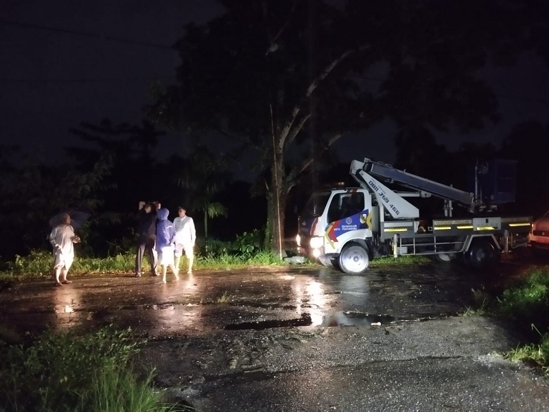 Petugas Dishub tengah melakukan perbaikan Lampu Penerangan Jalan Umum di Jalan Arwana, Kelurahan Meranti Pandak, Kecamatan Rumbai Pesisir, Jumat (2/1/2026) malam.