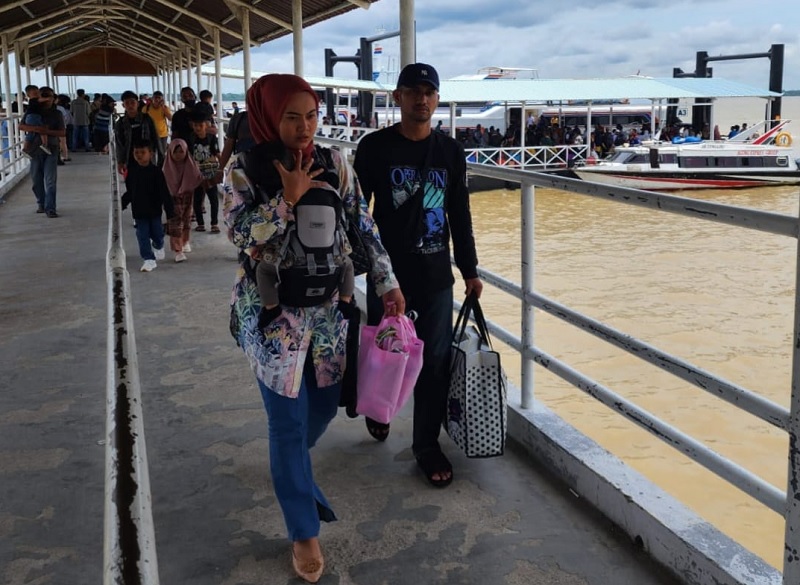 Sejumlah warga melewati trestel Pelabuhan Domestik Tanjung Harapan usai kapal yang mereka tumpangi tiba di Selatpanjang, Kecamatan Tebingtinggi, Kepulauan Meranti.