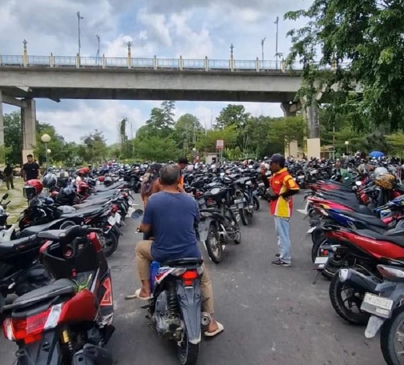Ratusan Kendaraan roda dua parkir di sekitar Taman Siak Lawo, bawah Jembatan TASL Jalan Panglima Ghimbam Kota Siak, Sabtu (3/1/2026).
