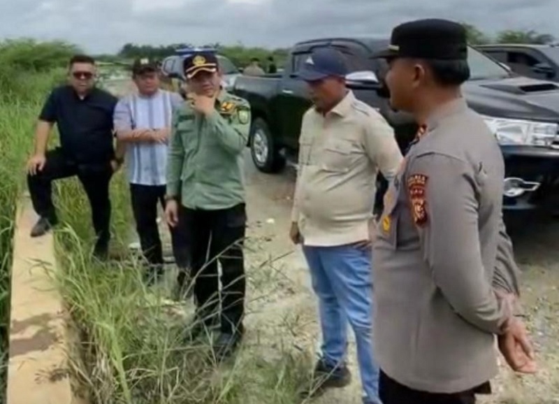 Plt Kepala Dinas PUPR PKPP Riau Thomas Larfo saat meninjau kondisi ruas jalan yang banjir di Kabupaten Rohul, Jumat (2/1/2025).