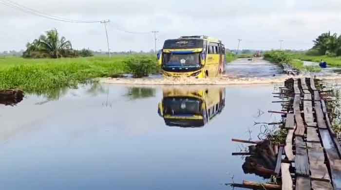 Bus AKAP dari Sontang menuju Duri menerobos genangan banjir yang merendam ruas jalan provinsi di Dusun 1 Desa Sontang, Kecamatan Bonai Darussalam, Rohul, Sabtu (3/1/2026).