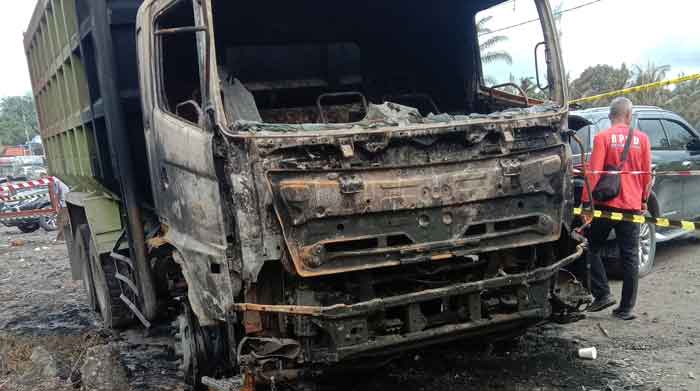 Mobil truk menjadi rongsokan usai terbakar pada insiden ledakan pipa gas dari PT GTI di Dusun Nibul, Desa Batu Ampar, Kecamatan Kemuning, Kabupaten Inhil, Sabtu (3/1/2026).
