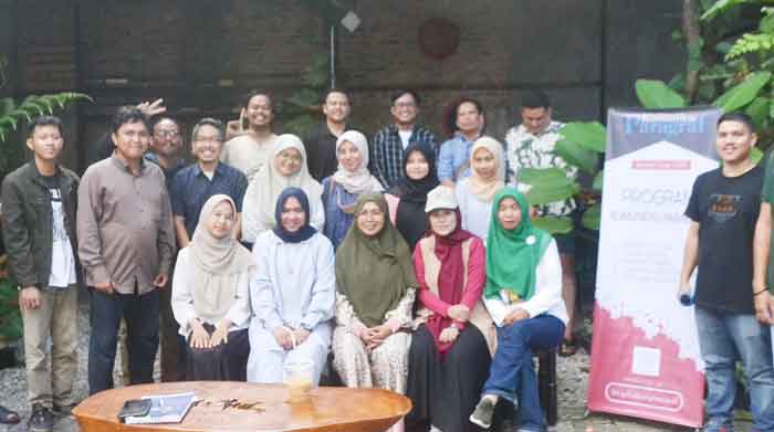 Pembicara dan peserta foto bersama setelah diskusi &ldquo;Cerpen Riau: Hari Ini dan Esok&rdquo; yang diselenggarakan Komunitas Paragraf di Pekanbaru pada Ahad, 4 Mei 2025 lalu.