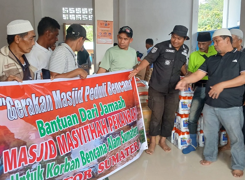 Rombongan jamaah Masjid Masyithah Pekanbaru menyalurkan bantuan kemanusiaan ke warga nagari Salareh aia timur Kecamatan Palembayan Kabupaten Agam, Sabtu (3/1/2026).