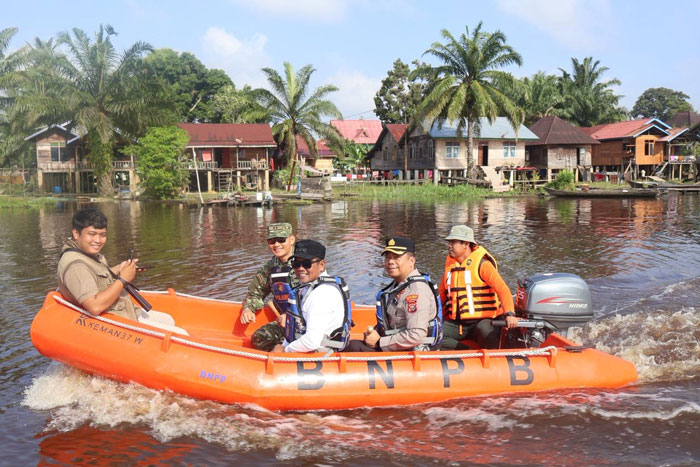 Bupati Pelalawan H Zukri, Kapolres AKBP John Louis Letedara SIK dan Dandim 0313/KPR Letkol CZi Satriady Prabowo SIP MSi memantau debit air Sungai Kampar di Kuala Terusan guna antisipasi potensi banjir