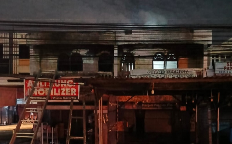 Kebakaran melanda ruko dua pintu 1 lantai di Jalan HR Soebrantas, Kelurahan Simpang Baru, Kecamatan Bina Widya, Kota Pekanbaru, Ahad (4/1/2026) dini hari sekitar pukul 01.12 WIB.