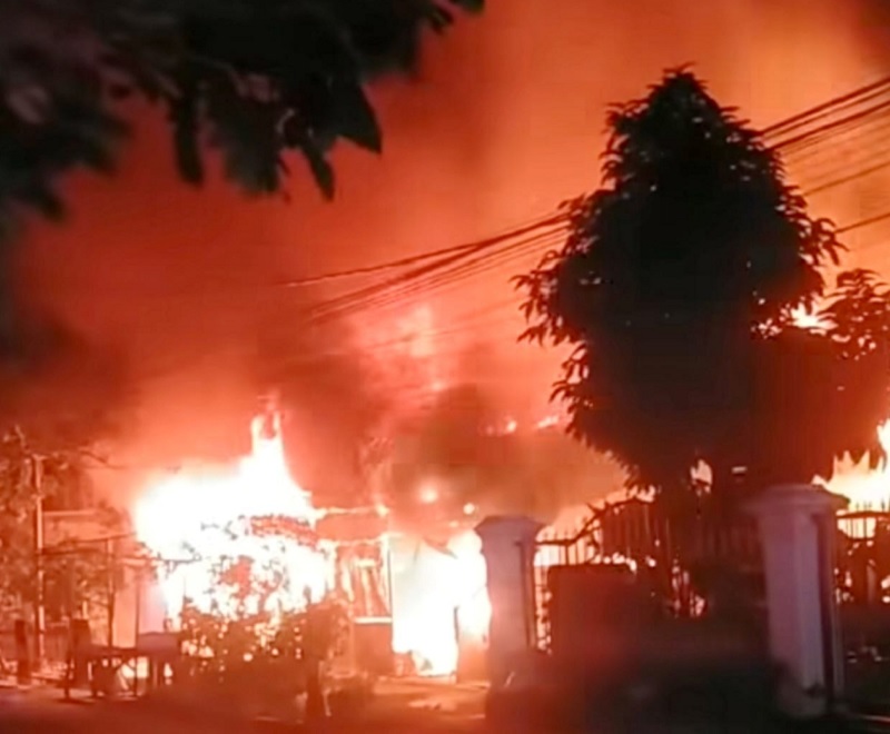 Tiga petak rumah semipermanen di Jalan Belibis Kelurahan Ujung Batu, Kecamatan Ujung Batu, Rohul dilalap si jago merah, Ahad (4/1/2025) dini hari.
