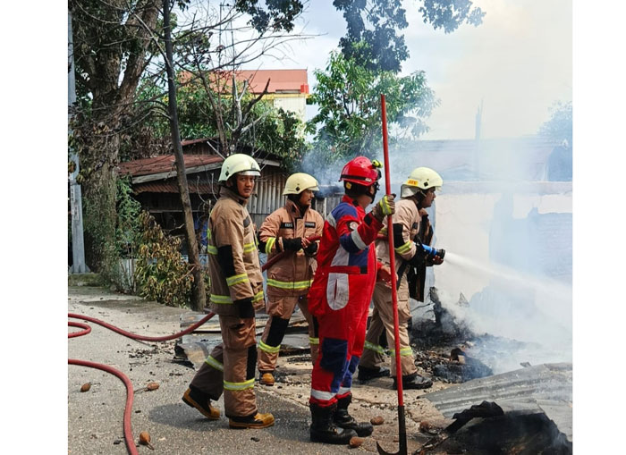 Petugas tengah melakukan upaya pemadaman kebakaran kios di Jalan Tanjung Karang, Kelurahan Pesisir, Kecamatan Lima Puluh, Kota Pekanbaru, pada Ahad (4/1/2026) siang.
