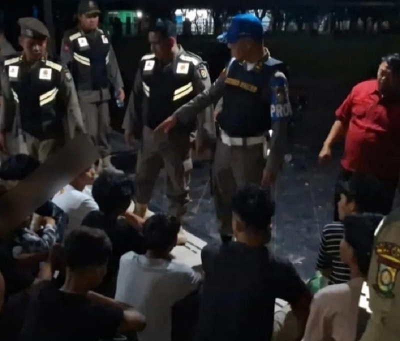Satpol PP Kabupaten Kampar bersama Polsek Bangkinang Kota mengamankan sembilan remaja saat razia gabungan di kawasan Lapangan Pelajar, Bangkinang Kota, Ahad (4/1/2026) dini hari WIB