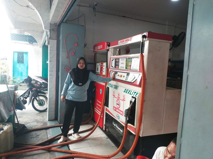 Petugas penjual BBM di POM Mini di Kelurahan Damun sedang melayani pembelinya, Ahad (4/1/2026).
