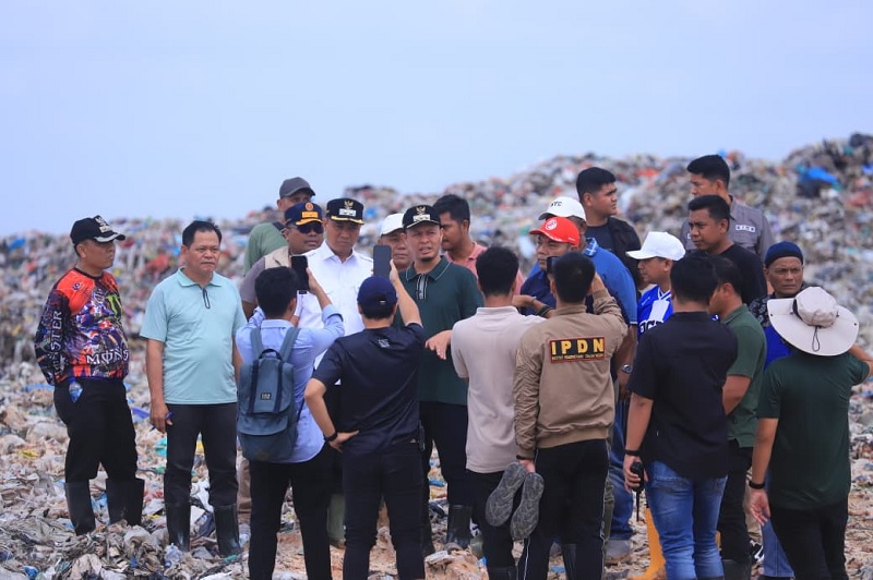 Wako Agung Nugroho meninjau langsung progres penataan Tempat Pembuangan Akhir (TPA) Muara Fajar, Kecamatan Rumbai Barat, Ahad (4/1/2025).