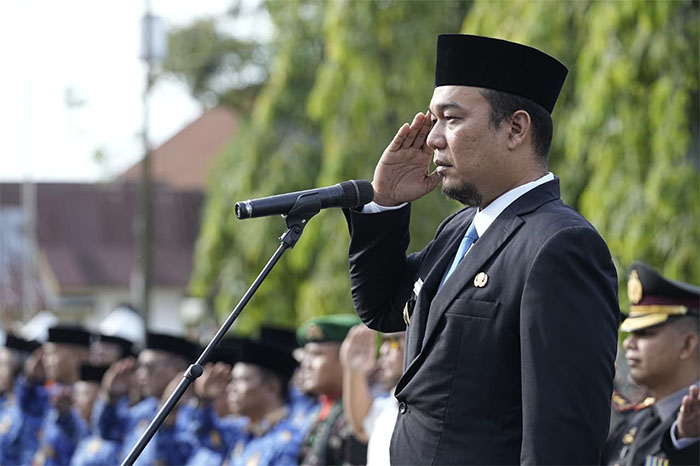 Bupati Inhu, Ade Agus Hartanto saat memimpin upacara peringatan Rengat Bersejarah di Jalan Ahmad Yani Rengat, Senin (5/1/2026).
