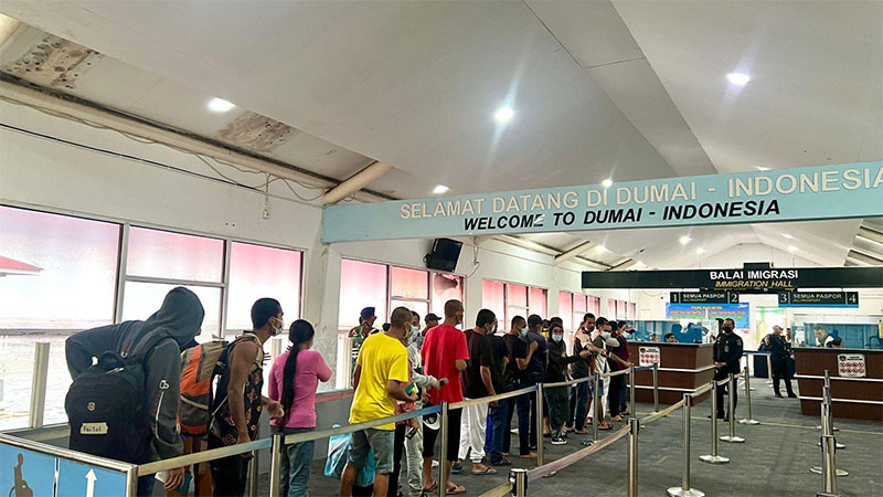 Para PMI tiba di Pelabuhan Dumai usai dideportasi dari Malaysia, Sabtu (3/1/2026).