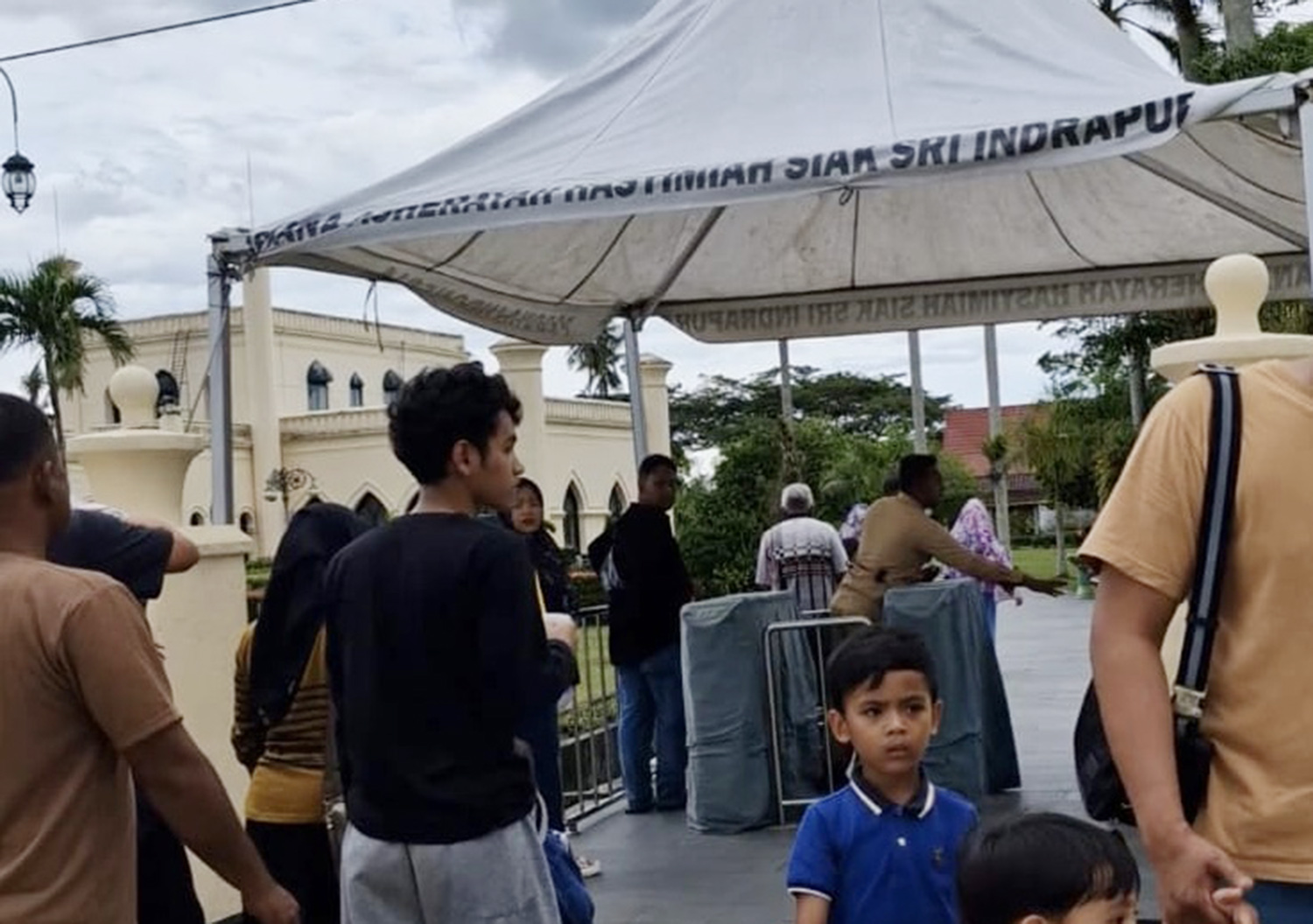 Warga ramai berkunjung ke tempat wisata Istana Asserayah Alhasyimiah yang berada di Kabupaten Siak, Sabtu (3/1/2026).