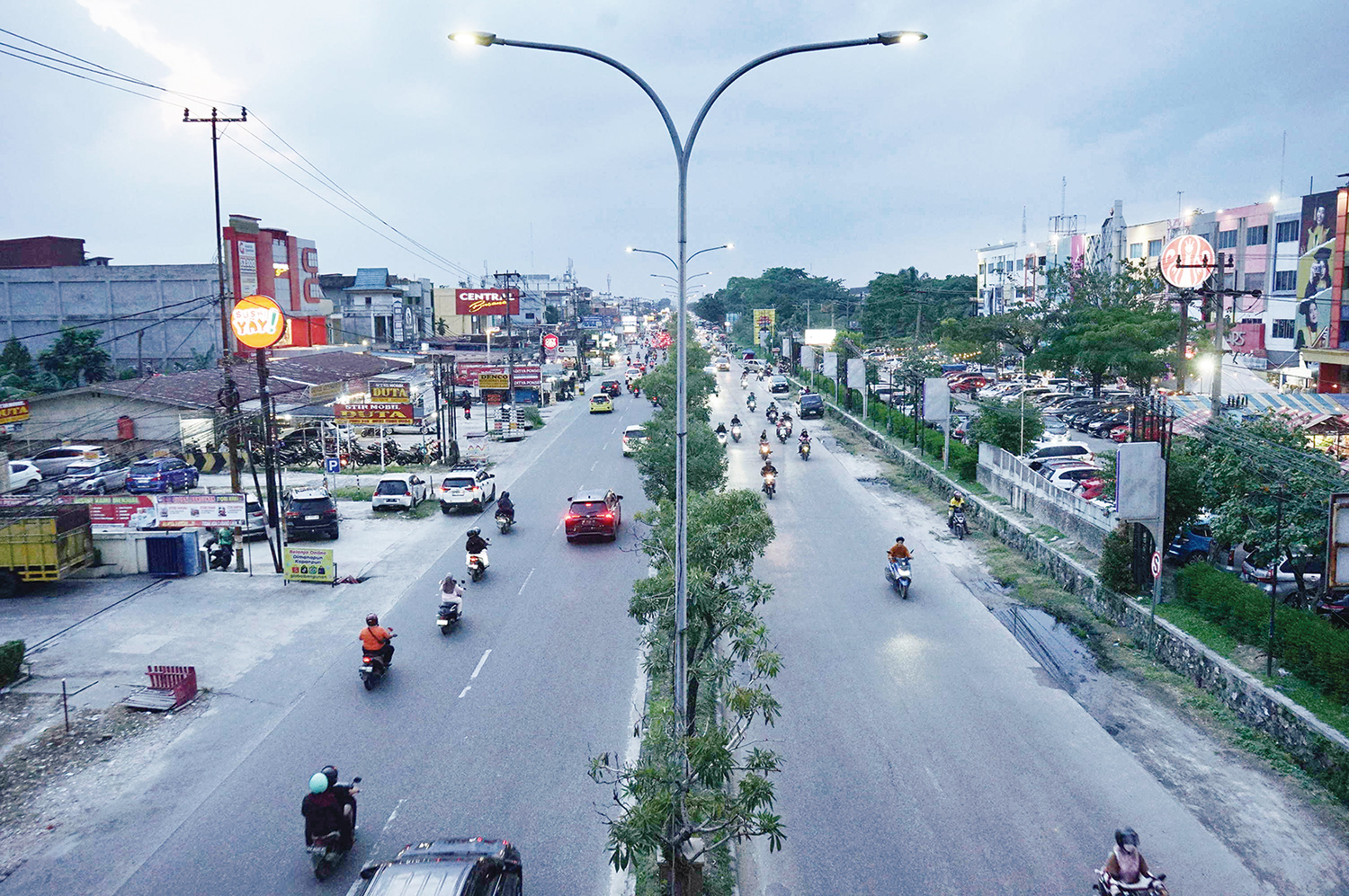 Kondisi arus lalu lintas di Jalan HR Soebrantas dari RS Jiwa Tampan menuju UIN Suska Riau, Ahad (4/1/2026). Kawasan ini rencananya akan dilakukan pelebaran jalan oleh Pemprov Riau untuk mengantisipasi lonjakan arus  lalulintas kendaraan.