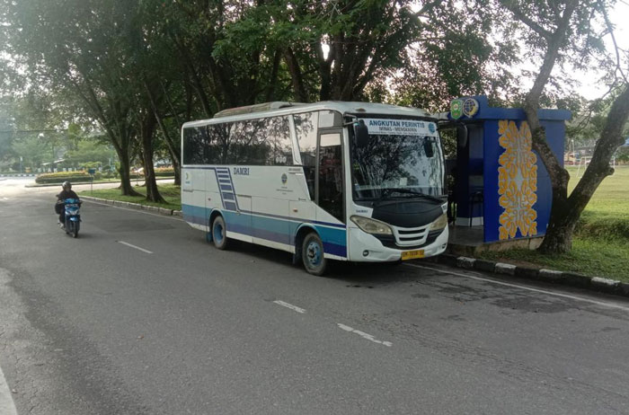 Bus DAMRI berhenti di Halte Kwalian, Kelurahan Kampung Rempak, Kecamatan Siak, Kota Siak, Senin (5/1/2026).