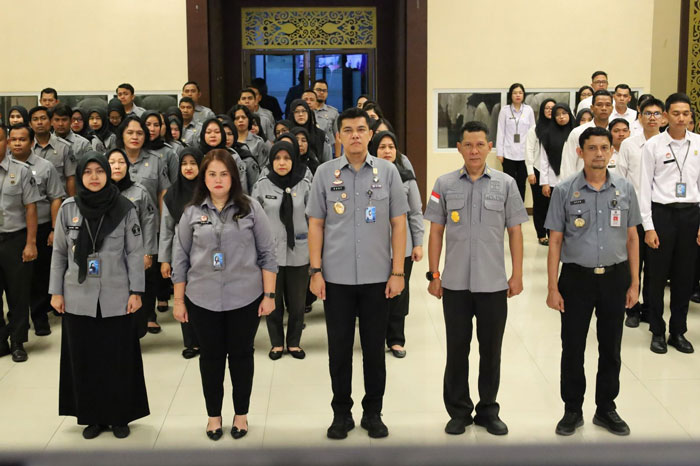 Kepala Kanwil Kemenkum Riau Rudy Hendra Pakpahan (tengah paling depan) saat mengikuti Apel Perdana 2026 secara virtual bersama Sekjen Kemenkum RI pada Senin (5/1/2026).