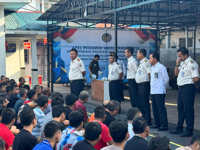Kepala Lapas Bagansiapiapi, Agus Imam Taufik memberikan pengarahan kepada warga binaan pemasyarakatan di Lapas Bagansiapiapi, Senin (5/1/2025).