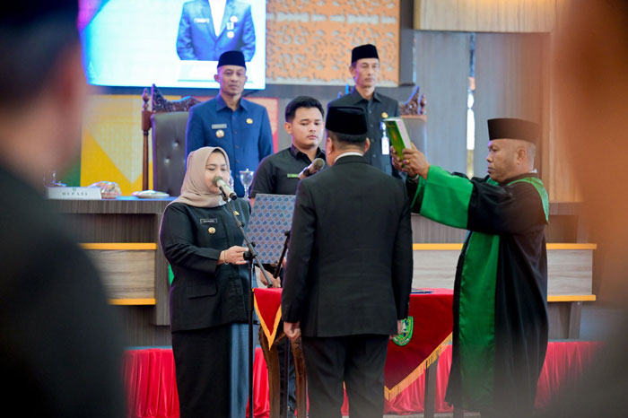 Bupati Bengkalis Kasmarni memimpin pengambilan sumpah jabatan dan melantik Drs H Ismail MP sebagai Kepala Dinas PMD Kabupaten Bengkalis, Senin (5/1/2026).
