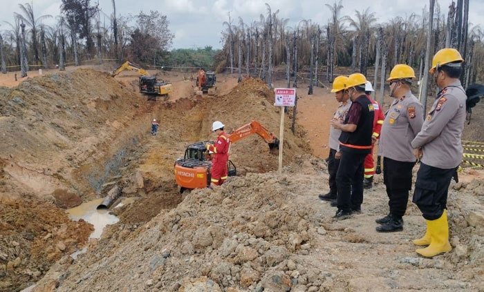 Kapolres Inhil AKBP Farouk Oktora SIK bersama tim Labfor Polda Riau mengawal proses pemasangan pipa gas GTI pascaterbakar di Desa Batu Ampar, Kecamatan Kemuning, Kabupaten Inhil, Senin (5/1/2026).