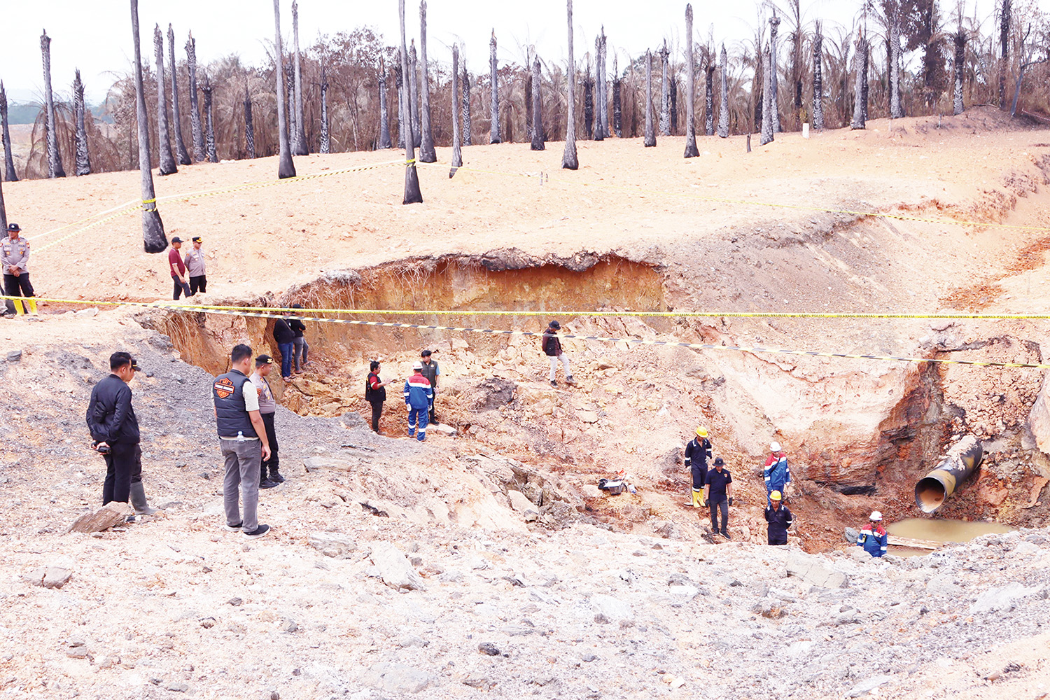Petugas kepolisian didampingi pihak terkait melakukan olah TKP di lokasi ledakan pipa gas PT GTI di Desa Batu Ampar, Kecamatan Kemuning, Kabupaten Indragiri Hilir, Ahad (4/1/2026).