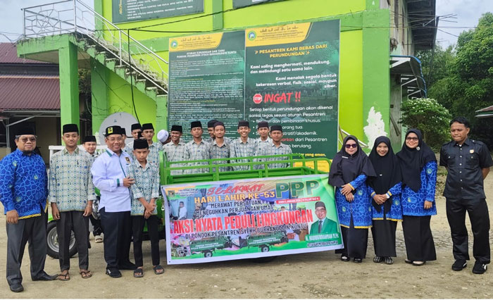 Ketua Bapemperda DPRD Kampar Habiburrahman memperingati harlah ke-53 PPP serahkan bantuan becak motor di Ponpes Syekh Burhanuddin Kuntu, Kecamatan Kampar Kiri, Senin (5/1/2026).
