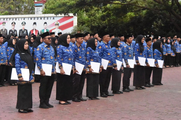 Sebanyak 3.700 pegawai PPPK Paruh Waktu menerima SK pengangkatan dari Bupati Bengkalis di Lapangan Tugu Bengkalis, Senin (5/1/2026).
