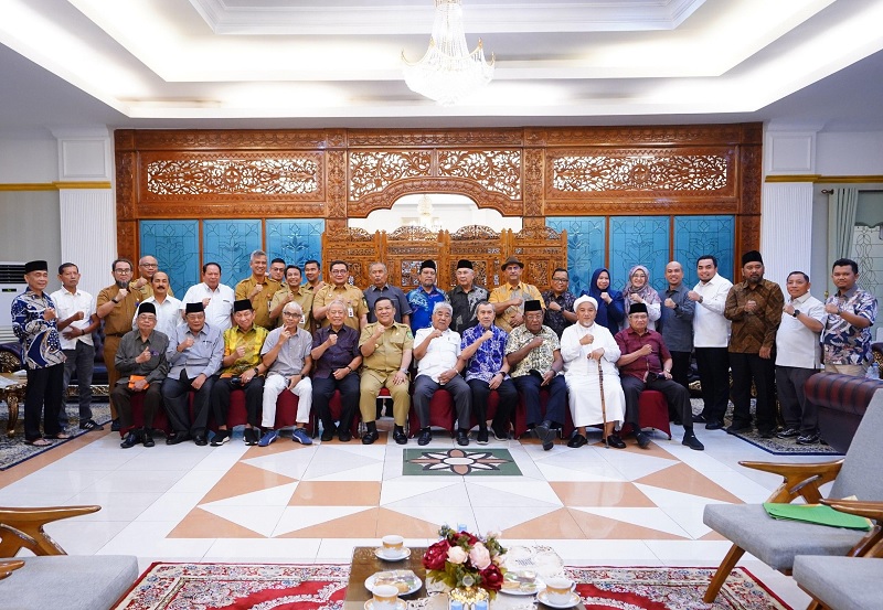 Foto bersama para tokoh masyarakat Riau dengan Plt Gubernur Riau SF Hariyanto usai melaksanakan pertemuan, Senin (5/1/2025).