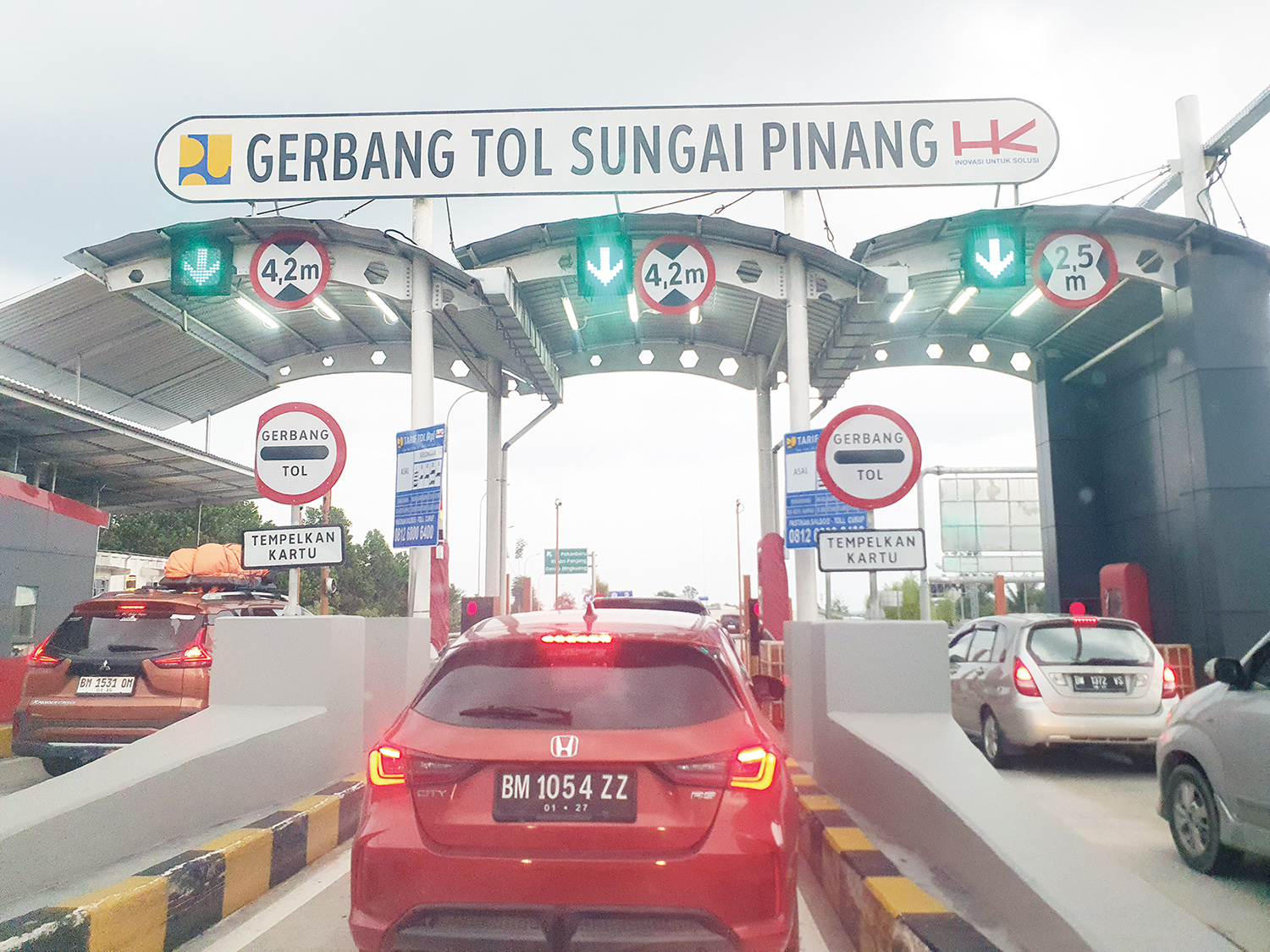 Kendaraan roda empat antre saat akan memasuk gerbang Tol Sungai Pinang, Bangkinang, Kabupaten Kampar, Ahad (4/1/2026).