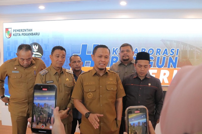 Wali Kota Pekanbaru Agung Nugroho dan Wakil Wali Markarius Anwar saat rapat konsultasi dengan pimpinan DPRD Kota Pekanbaru, Senin (5/1/2026).