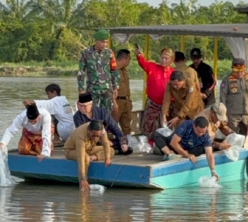 Bupati Pelalawan H Zukri melepaskan penebaran perdana 13 ribu bibit ikan di Sungai Kerinci Kecamatan Pangkalankerinci Pelalawan, Senin (5/1/2026) sore.