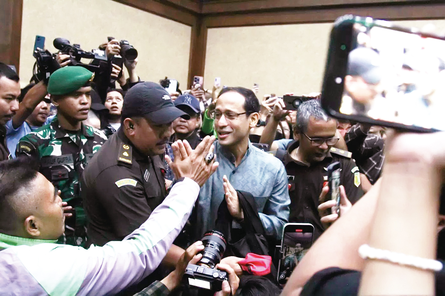 Terdakwa kasus dugaan korupsi digitalisasi pendidikan, Nadiem Makarim, dikawal sebelum sidang pembacaan dakwaan di Pengadilan Tipikor, Jakarta, Senin (5/1/2026). 