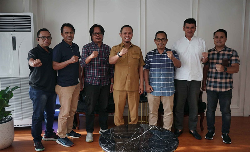 Wako Agung Nugroho didampingi Direktur Riau Pos Asmawi Ibrahim dan Firman Agus (tiga kiri) serta kru lainnya foto bersama usai audiensi jajaran Riau Pos di Kantor Wako Pekanbaru, Selasa (6/1/2026).